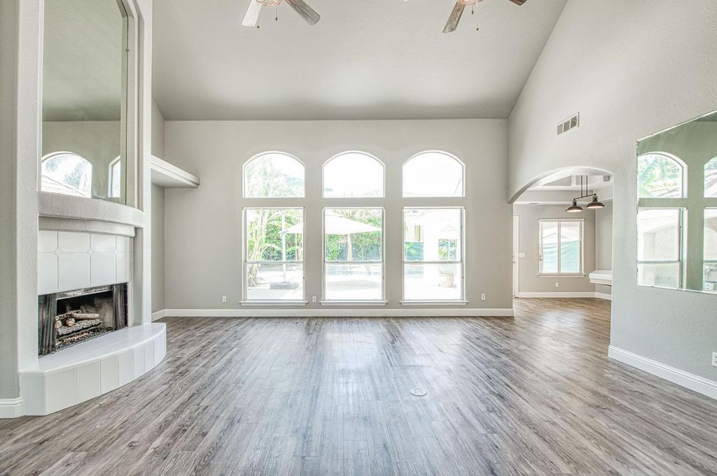 Image 6 of property listing at 7351 N Antioch Avenue, Fresno, CA 93722