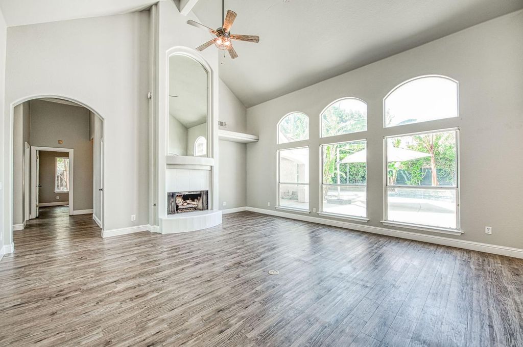 Image 7 of property listing at 7351 N Antioch Avenue, Fresno, CA 93722