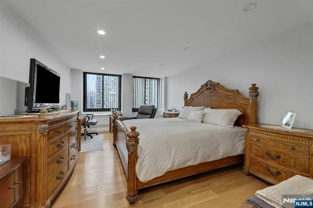 300 Winston 910, Cliffside Park, NJ 07010