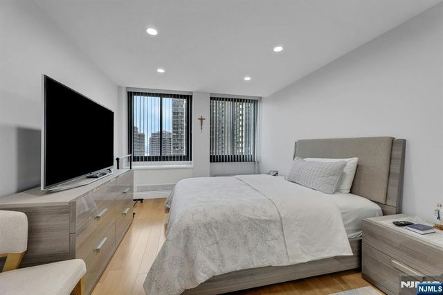 300 Winston 910, Cliffside Park, NJ 07010