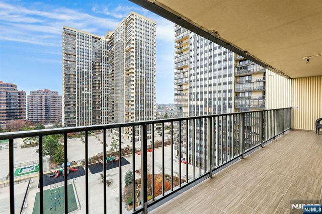 300 Winston 910, Cliffside Park, NJ 07010