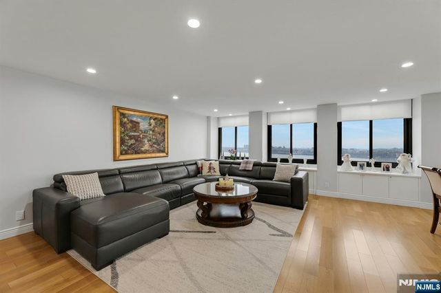 300 Winston 910, Cliffside Park, NJ 07010