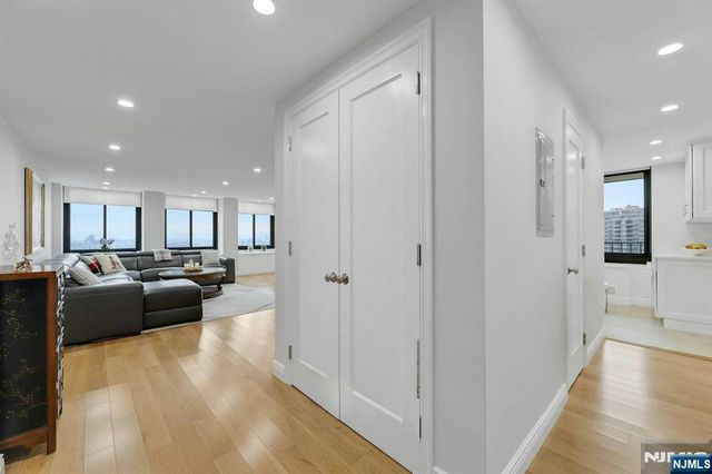 300 Winston 910, Cliffside Park, NJ 07010