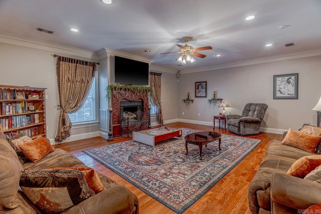 2114 Spring Hollow Dr, Jonesboro, AR 72404