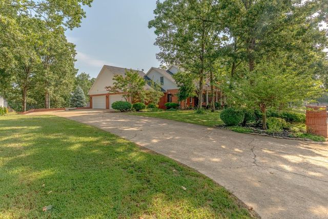 2114 Spring Hollow Dr, Jonesboro, AR 72404