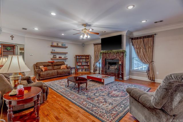 2114 Spring Hollow Dr, Jonesboro, AR 72404