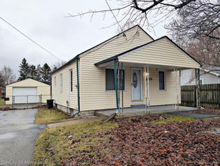 2074 N Center Road, Burton, MI 48509