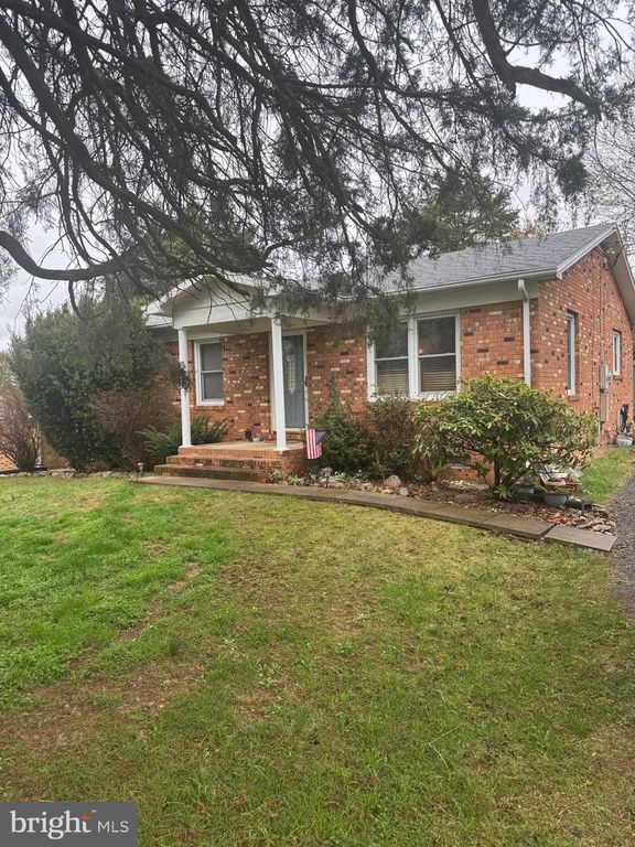 2 MASSANUTTEN PL, Luray, VA 22835