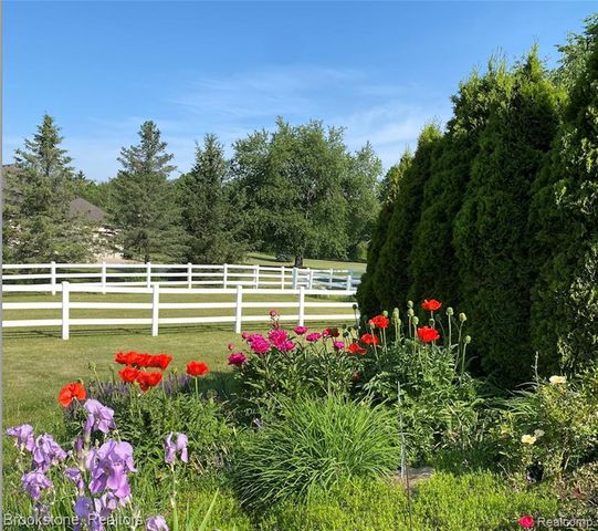 1077 Holden, Milford, MI 48381