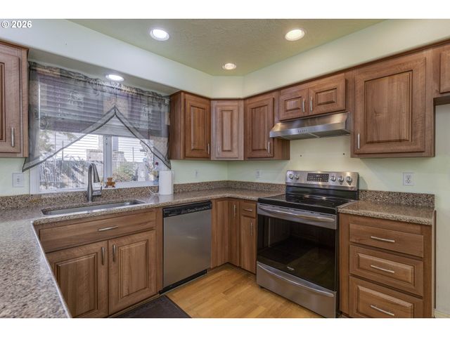 4445 GREAT PLAINS Dr Ne, Salem, OR 97305