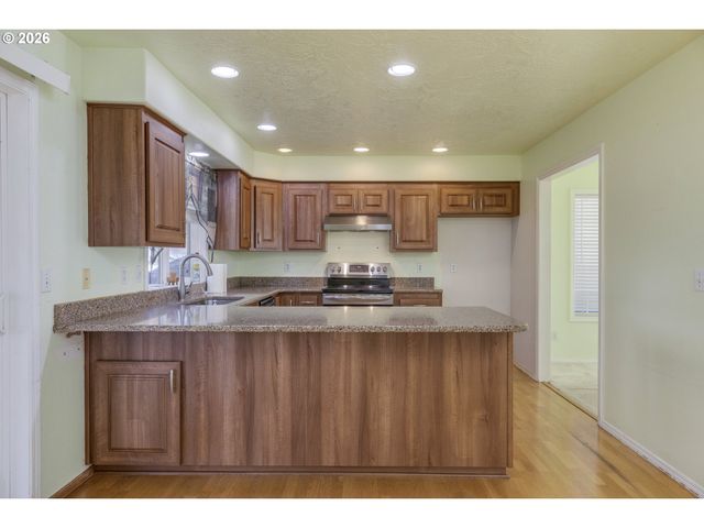 4445 GREAT PLAINS Dr Ne, Salem, OR 97305
