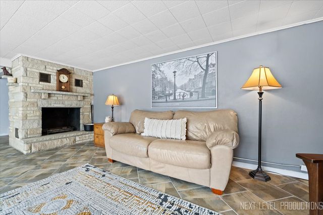 38W443 Sunset Drive, St. Charles, IL 60175