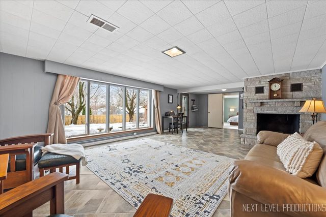 38W443 Sunset Drive, St. Charles, IL 60175