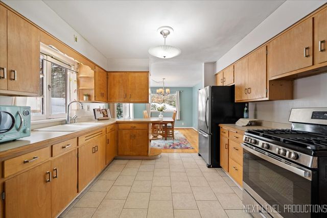 38W443 Sunset Drive, St. Charles, IL 60175