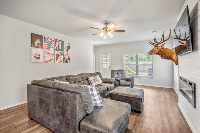 210 Bellewood Manor Drive, Magnolia, TX 77354