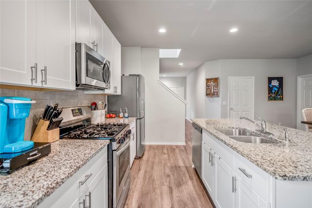 210 Bellewood Manor Drive, Magnolia, TX 77354