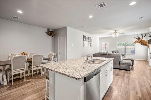 210 Bellewood Manor Drive, Magnolia, TX 77354