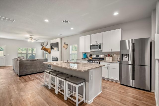 210 Bellewood Manor Drive, Magnolia, TX 77354