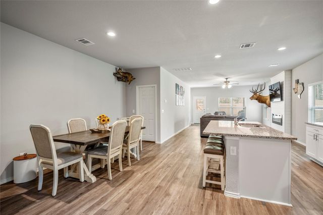 210 Bellewood Manor Drive, Magnolia, TX 77354