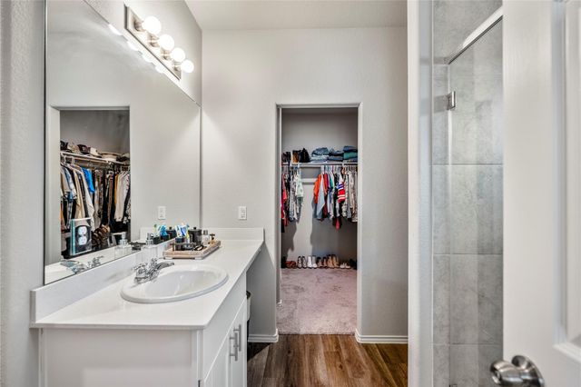 210 Bellewood Manor Drive, Magnolia, TX 77354