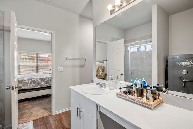 210 Bellewood Manor Drive, Magnolia, TX 77354