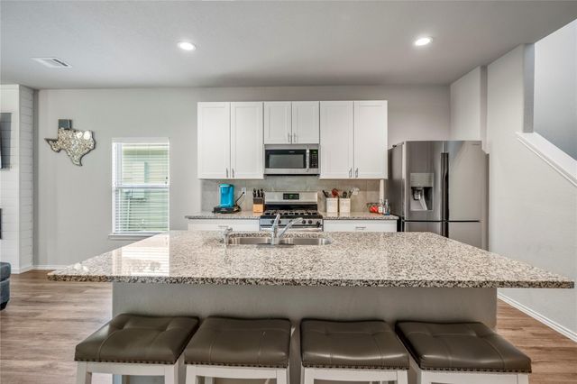 210 Bellewood Manor Drive, Magnolia, TX 77354