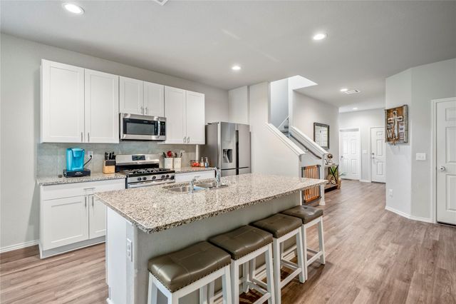 210 Bellewood Manor Drive, Magnolia, TX 77354