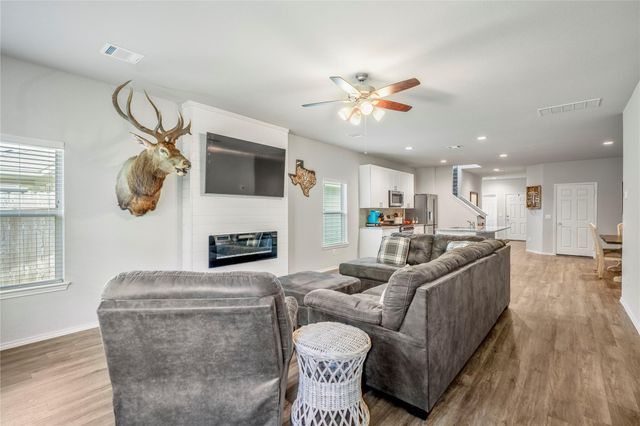 210 Bellewood Manor Drive, Magnolia, TX 77354