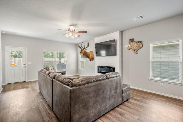 210 Bellewood Manor Drive, Magnolia, TX 77354