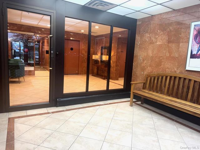21 Bond Street 3A, Great Neck, NY 11021