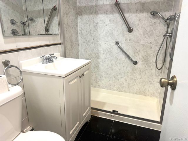 21 Bond Street 3A, Great Neck, NY 11021