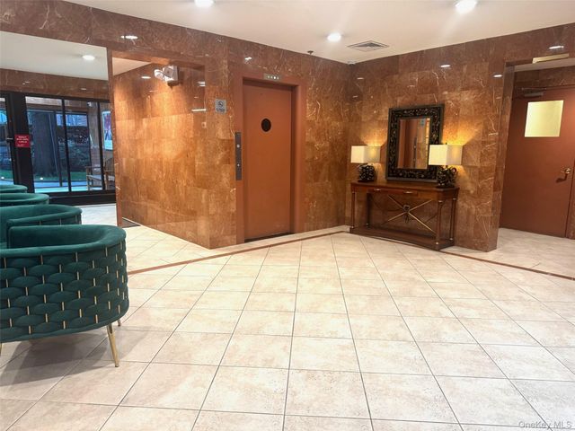 21 Bond Street 3A, Great Neck, NY 11021