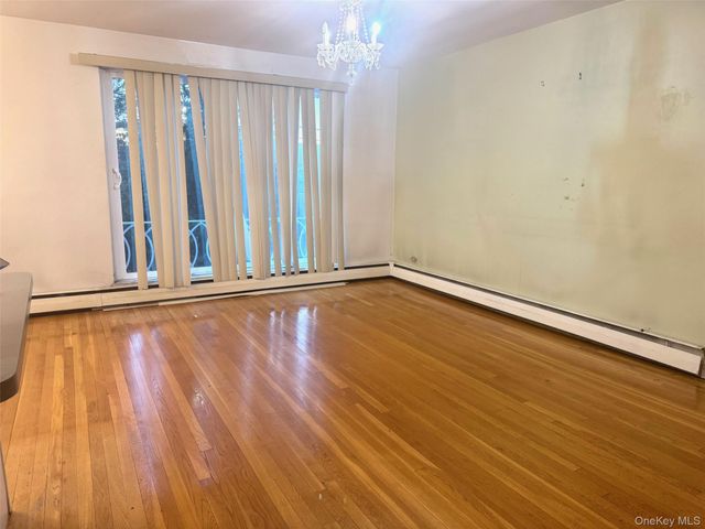 21 Bond Street 3A, Great Neck, NY 11021