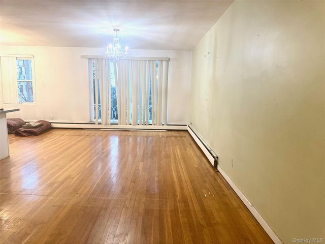 21 Bond Street 3A, Great Neck, NY 11021