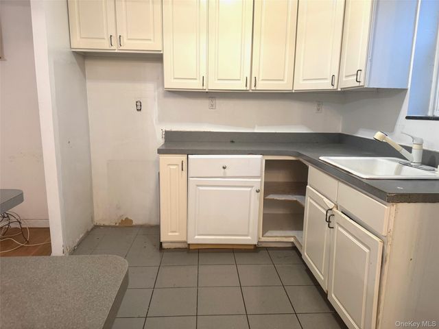 21 Bond Street 3A, Great Neck, NY 11021