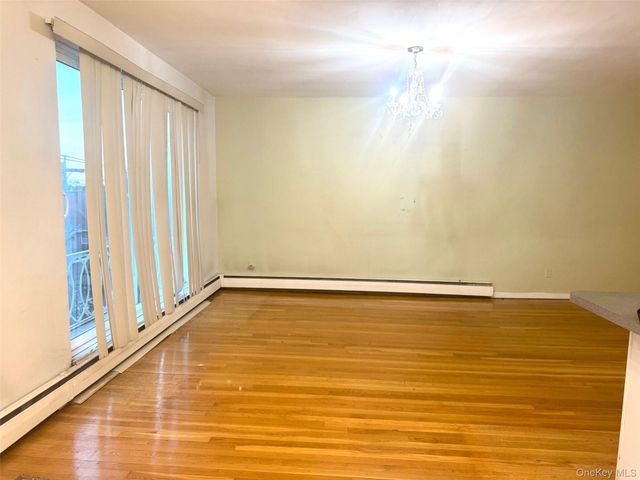 21 Bond Street 3A, Great Neck, NY 11021