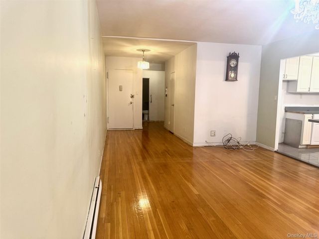 21 Bond Street 3A, Great Neck, NY 11021