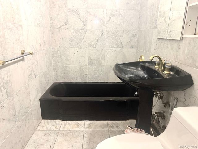 21 Bond Street 3A, Great Neck, NY 11021