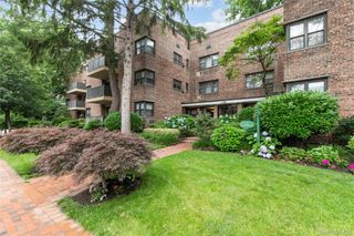 35 Knightsbridge Road 2-B, Great Neck, NY 11021