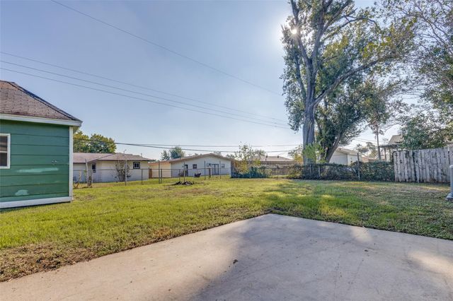 5822 Black Gum Drive, Houston, TX 77092