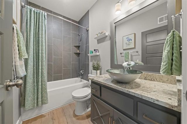 12100 Astor Court, Peculiar, MO 64078