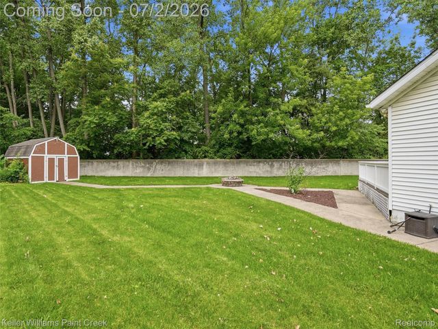 25689 Peppertree Lane, Warren, MI 48091