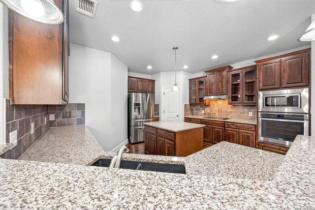 259 Strasbourg St, Castroville, TX 78009