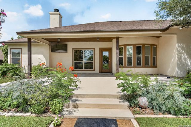 259 Strasbourg St, Castroville, TX 78009