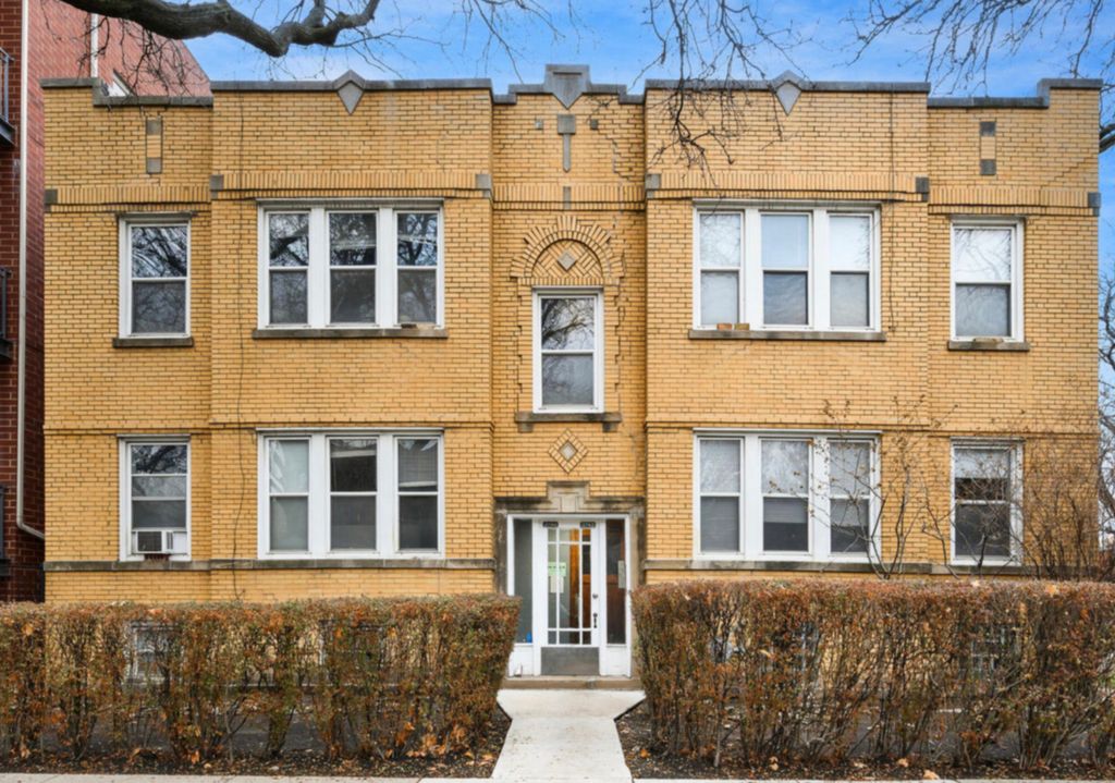 3702 W CORNELIA Avenue 2, Chicago, IL 60618