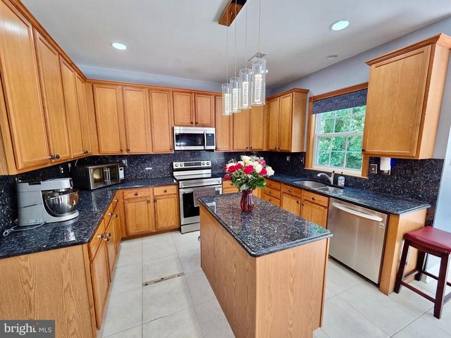 712 CARRIAGE, Aston, PA 19014
