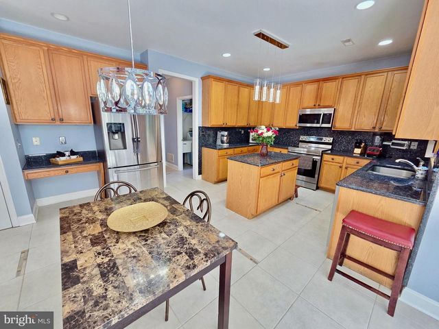 712 CARRIAGE, Aston, PA 19014