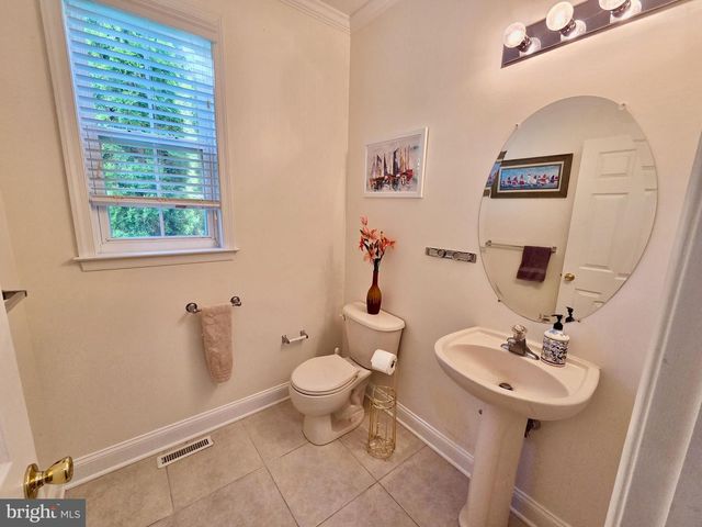 712 CARRIAGE, Aston, PA 19014