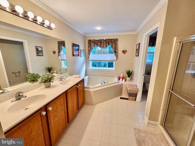 712 CARRIAGE, Aston, PA 19014