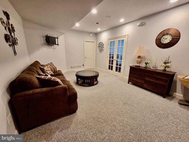 712 CARRIAGE, Aston, PA 19014
